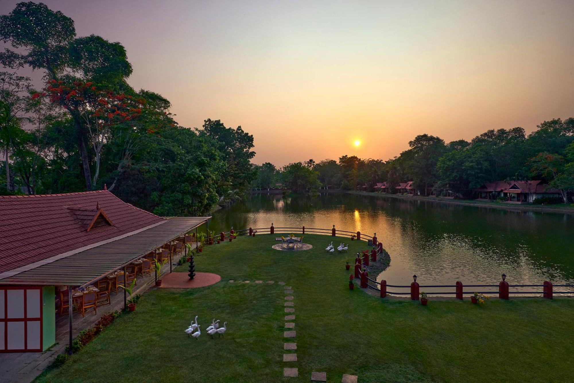 Taj Kumarakom Resort And Spa Kerala Exterior photo